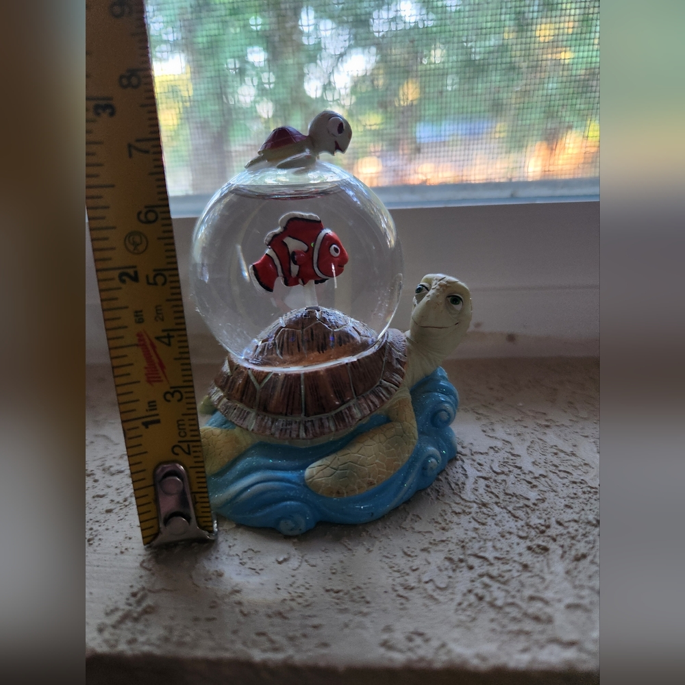 Finding nemo miniature snowglobe